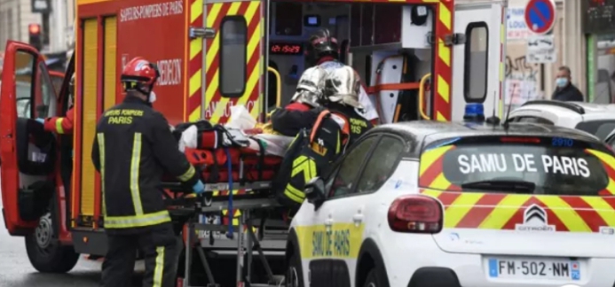 إصابة أربعة أشخاص في باريس إثر عملية طعن قرب مكاتب لمجلة شارلي إيبدو سابقا