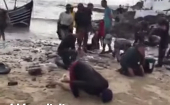 شاهد بالفيديو لحظات سجود مهاجرين مغاربة شُكرا لله بعد وصولهم إلى إسبانيا سالمين