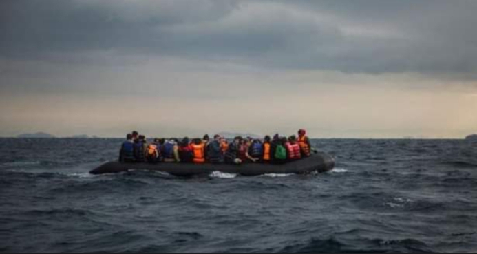 انقاد 50 مهاجرا كانوا على وشك الموت غرقا وسط البحر والسلطات تكثف من حملات المراقبة