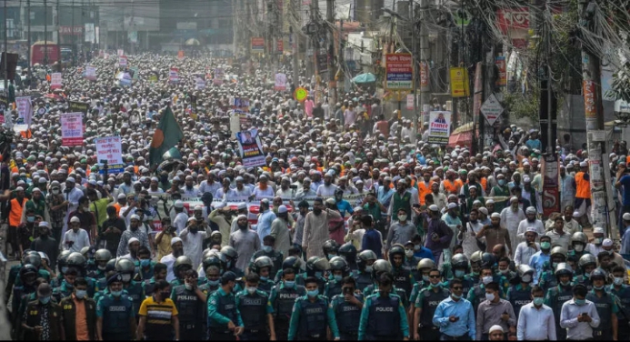 حشود غاضبة تقتحم مركزا للشرطة ببنغلادش و تقتل رجلا وتحرق جثته بعد اتهامه بتدنيس القرآن