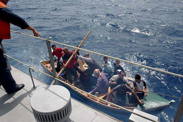 إحباط محاولات للهجرة السرية من المغرب إلى جزر الكناري وحجز قارب مطاطي وتوقيف 35 “حراك”