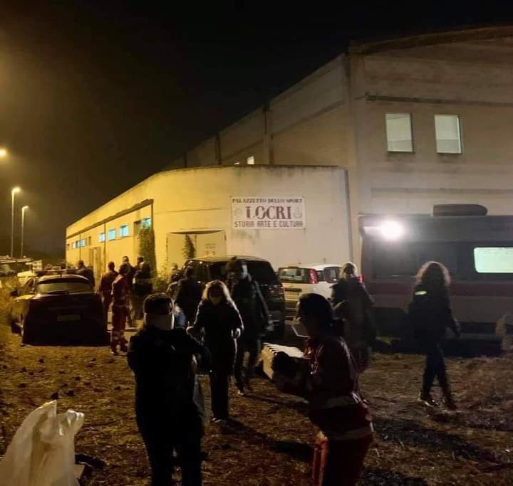 باقيا الإنسانية… إيطاليون يستجيبون لنداء العمدة ويساعدون مهاجرين غير شرعيين وصلوا على متن قارب ويمدونهم بالطعام والملابس والأغطية !!