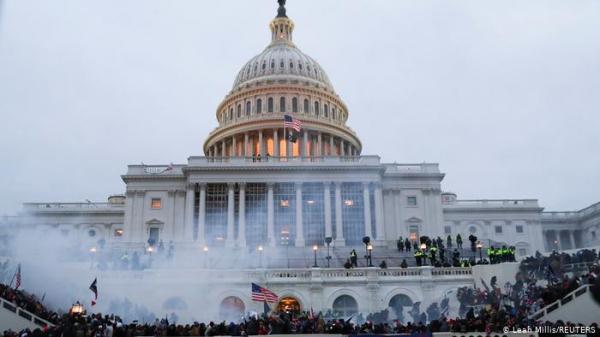 ديمقراطية أمريكا!!… اقتحام مبنى الكونغرس يتسبب في مقتل 4 أشخاص واعتقال 52 متظاهرا=صور=
