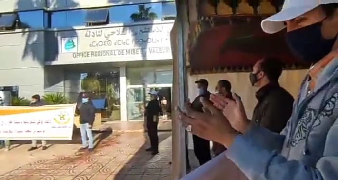 بالفيديو… “الحُكرة” تدفع عُمال السقي بالفقيه بن صالح للاحتجاج امام المركز الجهوي للإستثمار الفلاحي
