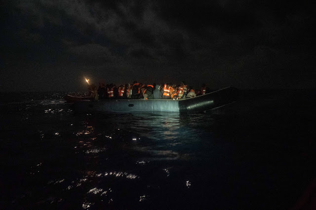 عوتني البحرية الملكيةالمغربية تنقد  22 “حراك”كانوا على متن قارب على وشك الغرق في البحر  