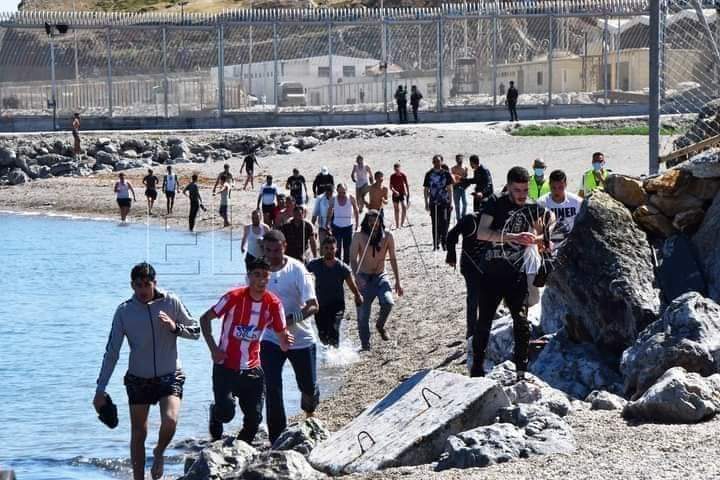 وصول أزيد من 2700 مهاجر جلهم مغاربة إلى سبتة المحتلة وإسبانيا تُرسل 200 عنصر أمني لمواجهة تدفق المهاجرين!