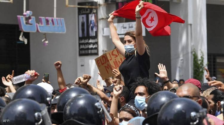 الرئيس قيس يُطيح بالحكومة ويجمد البرلمان ، وحزب النهضة يصف القرار ب”الإنقلاب” … فكيف يبدو الوضع الآن في تونس؟