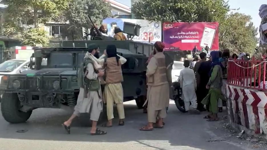 بعد 20 سنة على طردها من طرف امريكا… طالبان تُسيطر على أفغانستان وتدخل القصر الرئاسي !