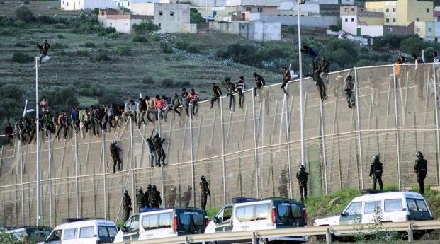 أزيد من 50 “حراك” يتسلقون السياج العالي ويدخلون مليلية المحتلة طمعا للهجرة الى إسبانيا !
