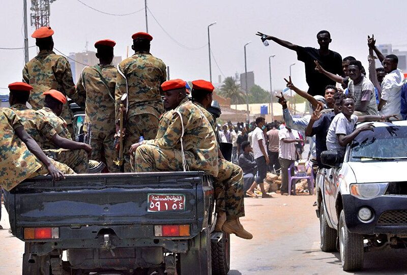 اعتقال رئيس الوزراء ومجموعة من القادة في انقلاب عسكري بالسودان