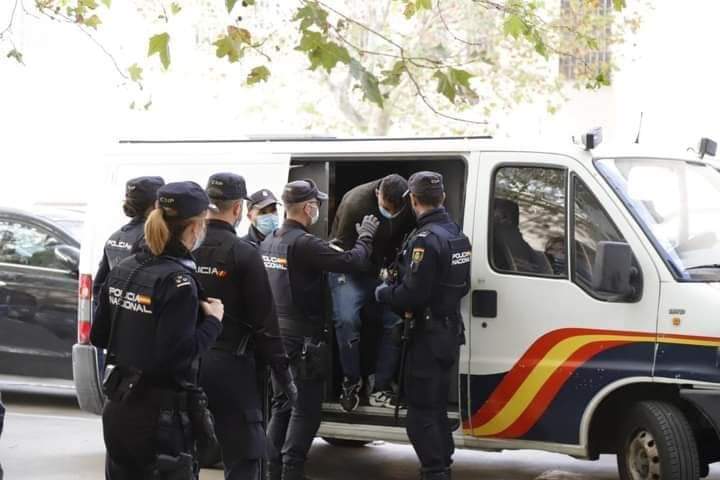 الامن الاسباني يعرض 12 مغربي للمحاكمة في قضية أشهر هروب من الطائرة الى الاراضي الاسبانية