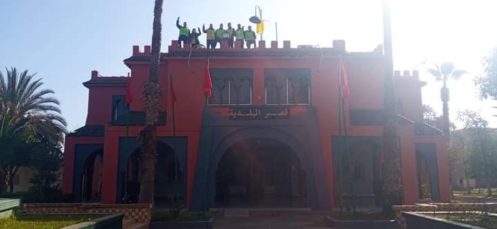 عاجل… المعطلون يصعدون فوق بناية بلدية سوق السبت ويعلنون الاعتصام