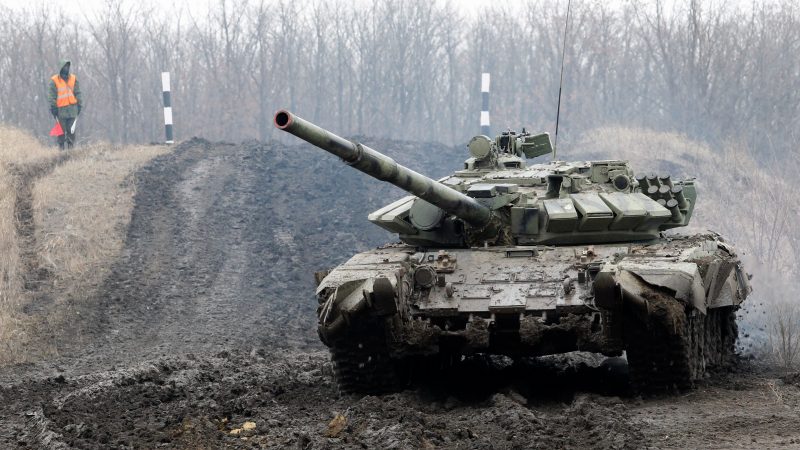 وأخيرا… روسيا تسحب دباباتها وقواتها على الحدود مع أوكرانيا بعد تطمينات أمريكية !