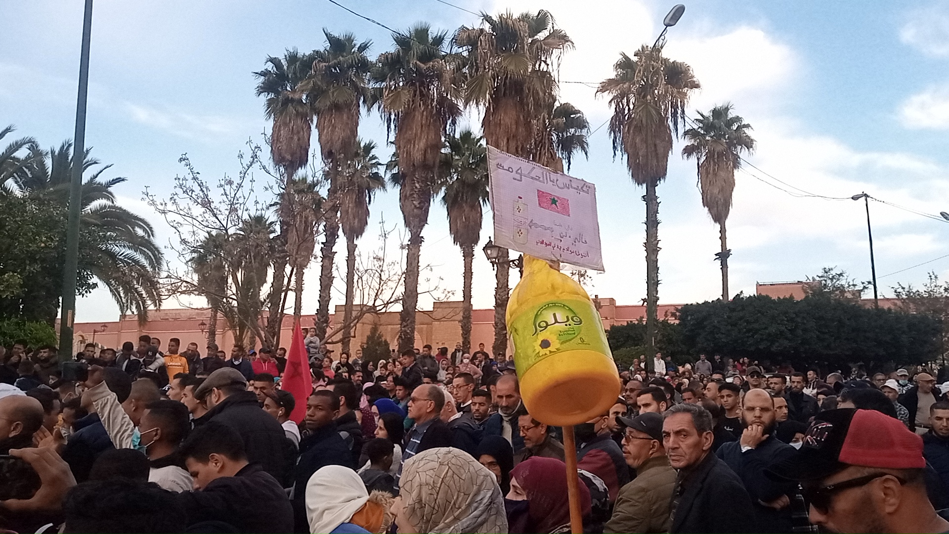 بعد الاحتجاجات… أخنوش وأغلبيته يُلطِّفون الأجواء ويصدرون بلاغا يعلنون فيه دعمهم للمغاربة ضد غلاء الأسعار !(بلاغ)