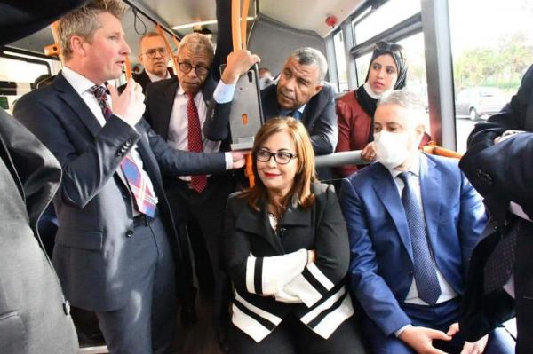 المغرب يواصل ريادته ويُطلق أول حافلة كهربائية للنقل الحضري