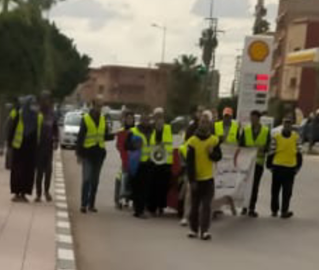 من حقهم… محتجون من ذوي الاحتياجات يجوبون شوارع سوق السبت للمطالبة بفتح الحوار معهم ومنحهم قفة رمضان !(صورة)