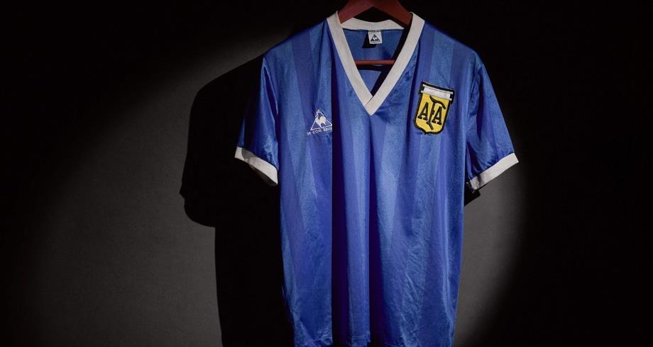 قميص الأسطورة مارادونا لسنة 1986 يعرض في مزاد علني في نيويورك ويبدأ بثمن باهض جدا