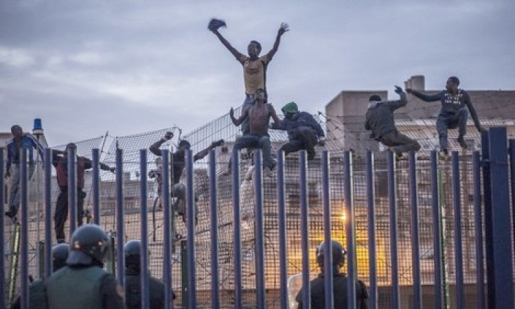 المغرب يعلن عن إحباط عملية جديدة لاقتحام السياج بين تطوان وسبتة المحتلة وتوقيف 59 مهاجر سري من افريقيا جنوب الصحراء