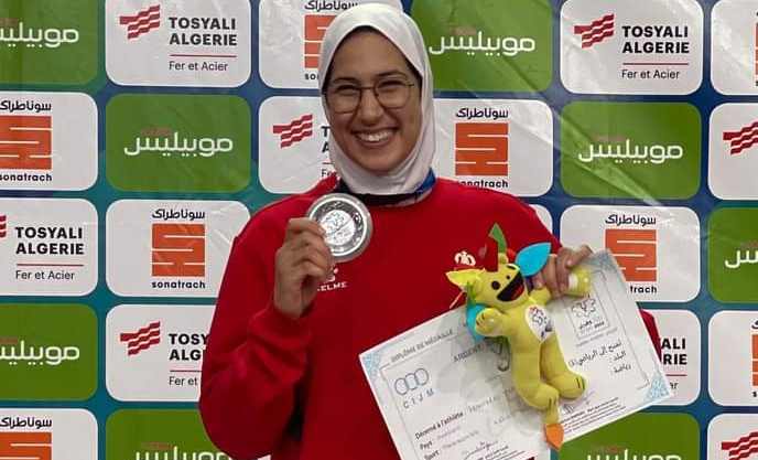 رغم تهميشها ،هاهي ترفع علم المغرب… ابنة الفقيه بن صالح أبو فراس تفوز بالميدالية الفضية بالألعاب المتوسطية بالجزائر