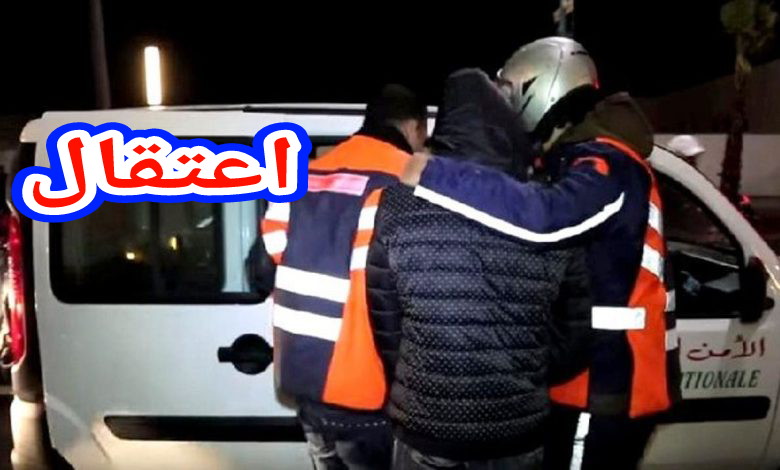 خايبة فالتعاويدة… شيفور طكسي هاز جوج زبناء ونزل واحد بالقوة وهرب بالسيدة وشفرها والبوليس شدوه!