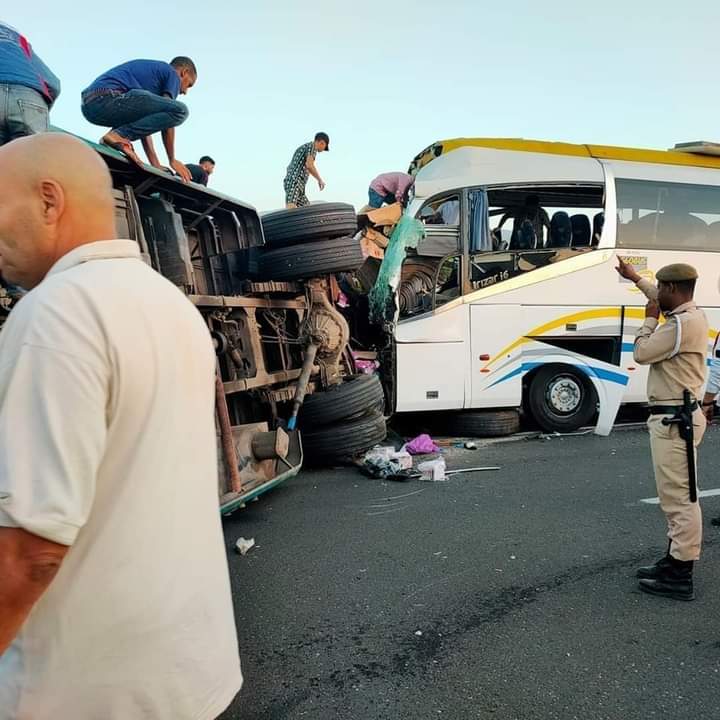 عاجل وياربي السلامة والله يرحمهم… وفيات وجرحى في حادثة سير مميتة بين شاحنة وحافلة لنقل المسافرين