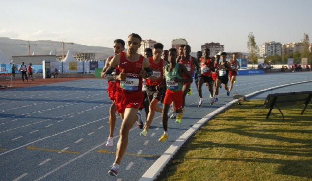 العداء المغربي محمد فارس يهدي المغرب الميدالية الفضية الأولى في 5000 م  بألعاب التضامن الإسلامي