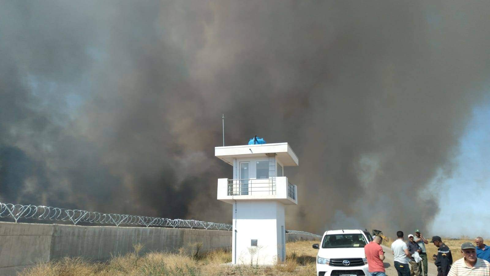 حرائق كبيرة تجهز على عشرات الهكتارات وتتوسع بمحيط مدينة إفران و”كنادير” تواصل جهود إخماد النيران 