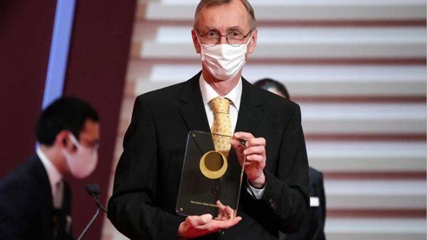 انجاز علمي تاريخي حول “الإنسان”… العالم السويدي سفانتي بابو يفوز بجائزة نوبل في الطب