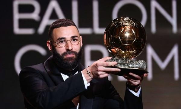 بنزيمة يفوز بجائزة أفضل لاعب كرة قدم في العالم والمصري صلاح خامسا
