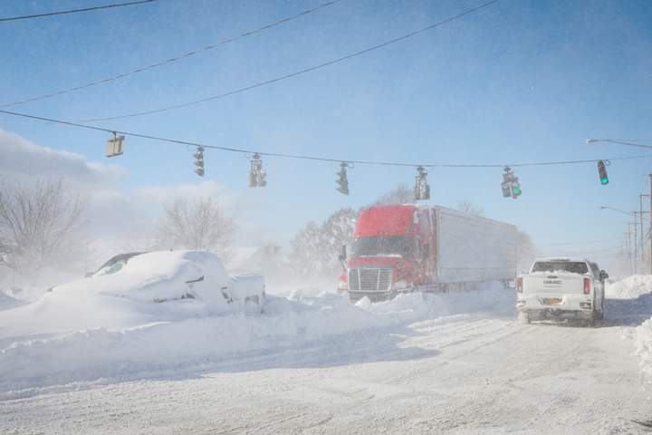 Vehicles are left stranded on the road following a winter storm that hit the Buffalo region on Main St. in Amherst, New York, U.S., December 25, 2022. REUTERS/Brendan McDermid