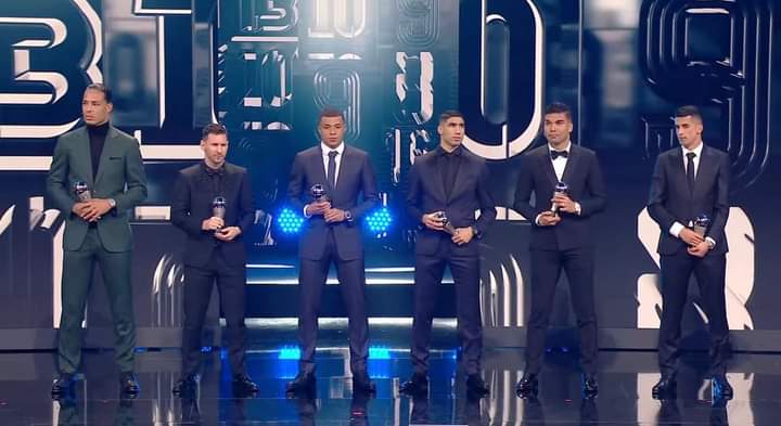 عاجل… النجم حكيمي أول مغربي يفوز بجائزة أفضل ظهير أيمن بالعالم لسنة 2022 وميسي أفضل لاعب