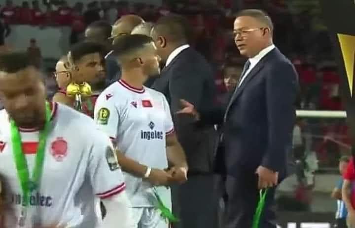 لاعب الوداد ينفي عتاب فوزي القجع له خلال توزيع الميداليات ويخرج بتصريح يكشف فيه ما دار بينهما