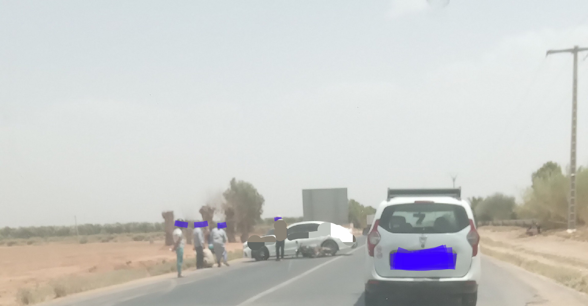 عاجل وياربي السلامة… كسيدة خايبة بين موطور وطومبيل بين الفقيه بن صالح وحد البرادية