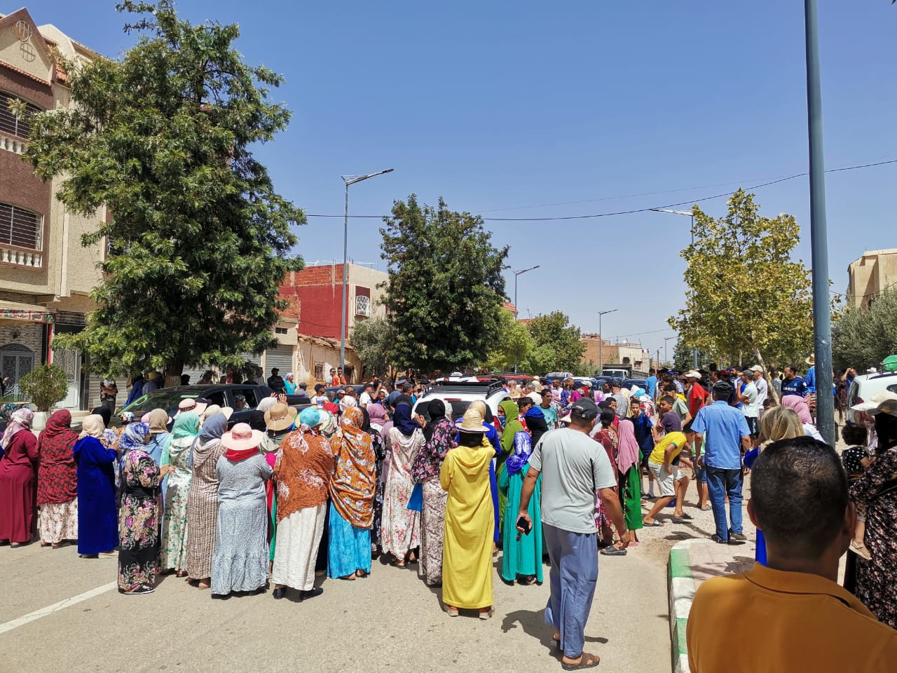 بالفيديو… انقطاع الماء يخرج رجال ونسا.ء وأطفا.ل بقرية واد إيفرن للاحتجاج