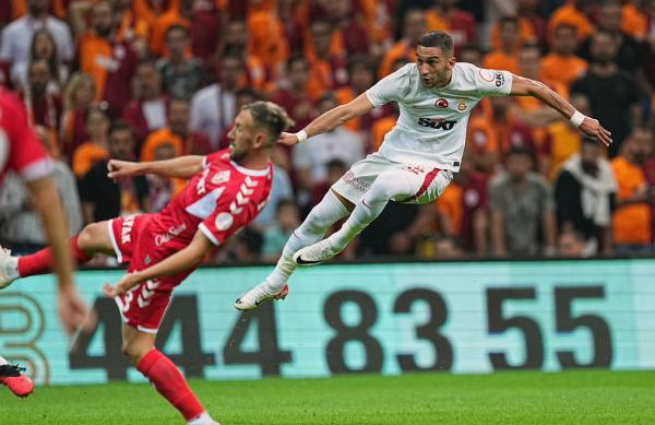 النجم المغربي زياش يعود بقوة من الإصابة ويساهم في فوز فريقه غلطة سراي التركي