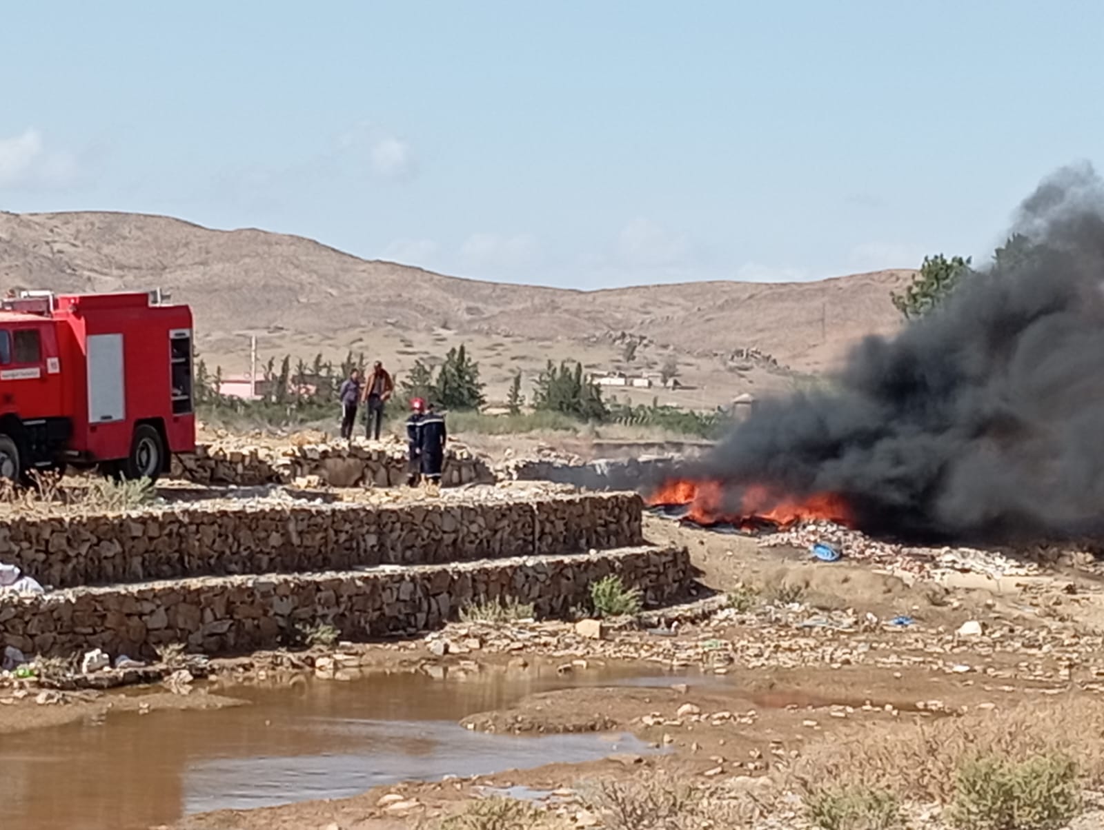 هاد الدراري الصغار خاصهم المراقبة… تسببو فاشتعال عافية كبيرة فجنب واد تغزى والوقاية جاو بزربة و طفاوها =صور=