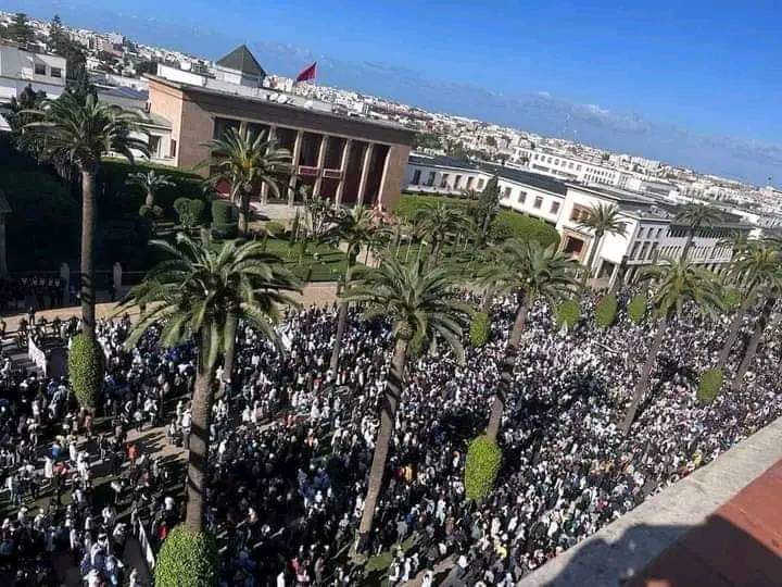 آلاف الأساتذة يخرجون في مسيرات احتجاجية ويرفضون العودة للأقسام ردا على قرارات الوزارة والحكومة!