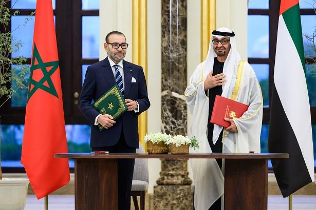 جلالة الملك ورئيس دولة الإمارات العربية المتحدة يوقعان بأبوظبي إعلان “نحو شراكة مبتكرة ومتجددة وراسخة بين المغرب والإمارات”