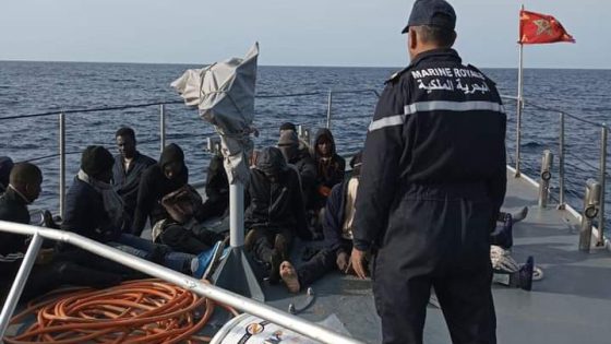 فلتو من الموت… رجال البحرية الملكية المغربية عتقو مجموعة من الحراكة كانو حاصلين 7 أيام فالبحر