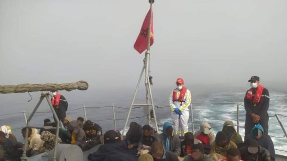 البحرية الملكية المغربية تتصدى لظاهرة الهجرة وتوقف قارب في البحر على متنه مجموعة من “الحراكة” بينهم 22 مغربيا