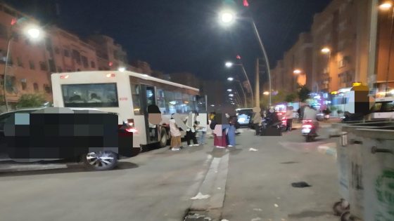 عاجل والسلامة… جوج كسايد فنفس التوقيت وفنفس البلاصة ببين طوبيس وطوموبيل وبين جوج طوموبيلات بشارع محمد الخامس ببني ملال
