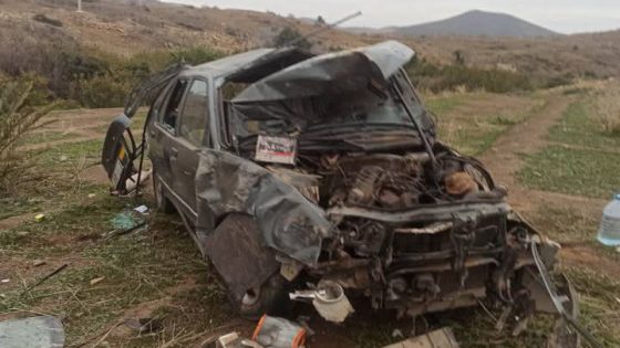 عاجل وياربي السلامة… واحد الطوموبيل عائلية تقلبات فالطريق