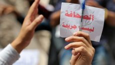 شي برلمانيين مابغاوش صحافة حرة بغاو غا صحاب الطعارج!… استدعاء مدير “Le0.ma” يفجّر جدلاً واسعًا حول حرية الصحافة ومسؤولية النشر في المغرب