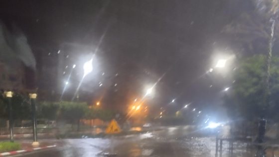 عاجل… الطريق مقطوعة مؤقتا بشارع محمد السادس ببني ملال برومبوان ولاد عياد بسبب الأمطار