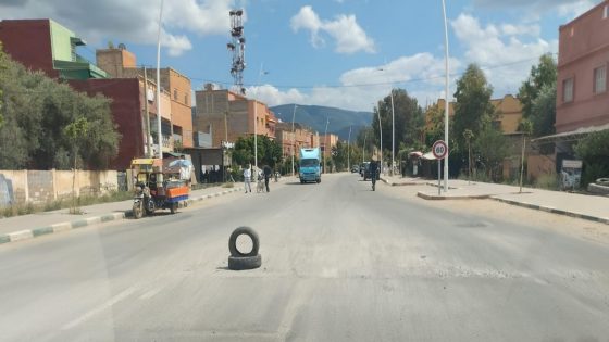 الخدمة الناقصة وبالصورة!… ظهور حفرة وسط طريق حديثة التزفيت بجماعة أولاد مبارك تثير غضب الساكنة ومستعملي الطريق وانتقادات لمسؤولي الجماعة بالتلكأ في إصلاحها