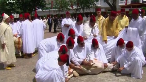 أمير المؤمنين يؤدي صلاة عيد الأضحى المبارك بمسجد الحسن الثاني بتطوان وينحر الأضحية نيابة عن الأمة ويتلقى التهاني