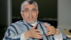 وزير العدل السابق مصطفى الرميد خرج نيشان وتايدق على وهبي وقال :” لا عداء بين السياسي والصحفي ولابد للرقابة على المسؤول السياسي من طرف الصحافة ولا يجب متابعة الصحفي والمدون سوى بقانون الصحافة والنشر”!
