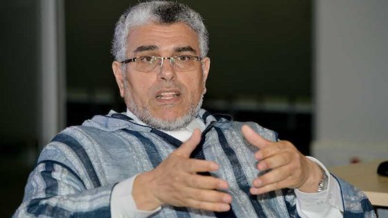 وزير العدل السابق مصطفى الرميد خرج نيشان وتايدق على وهبي وقال :” لا عداء بين السياسي والصحفي ولابد للرقابة على المسؤول السياسي من طرف الصحافة ولا يجب متابعة الصحفي والمدون سوى بقانون الصحافة والنشر”!