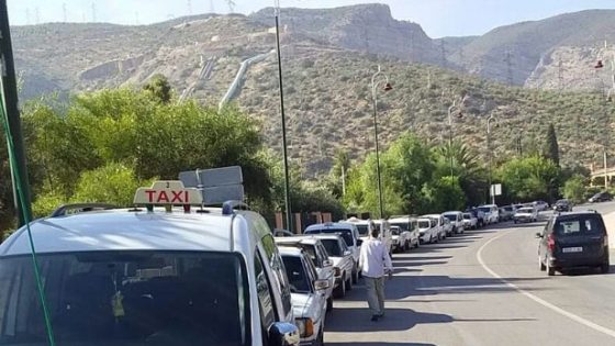 تقادا صبرهم… صحاب الطكسيات الكبيرة نظمو وقفة احتجاجية ضد النقل المزدوج ببني عياط وطالبو عامل أزيلال بالتدخل
