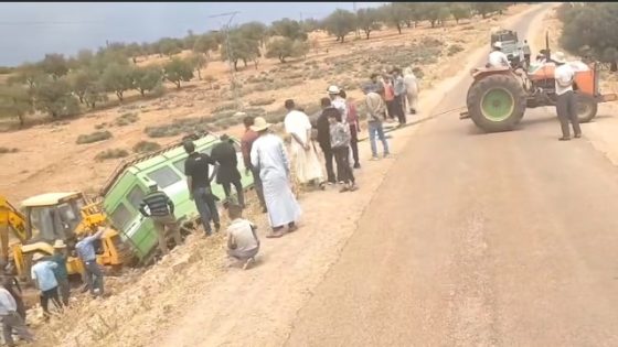 فلتنا من فاجعة والسلامة… واحد الطوموبيل ديال النقل المزدوج جايبة الركاب من السوق تقلبات فطريق جبال أزيلال